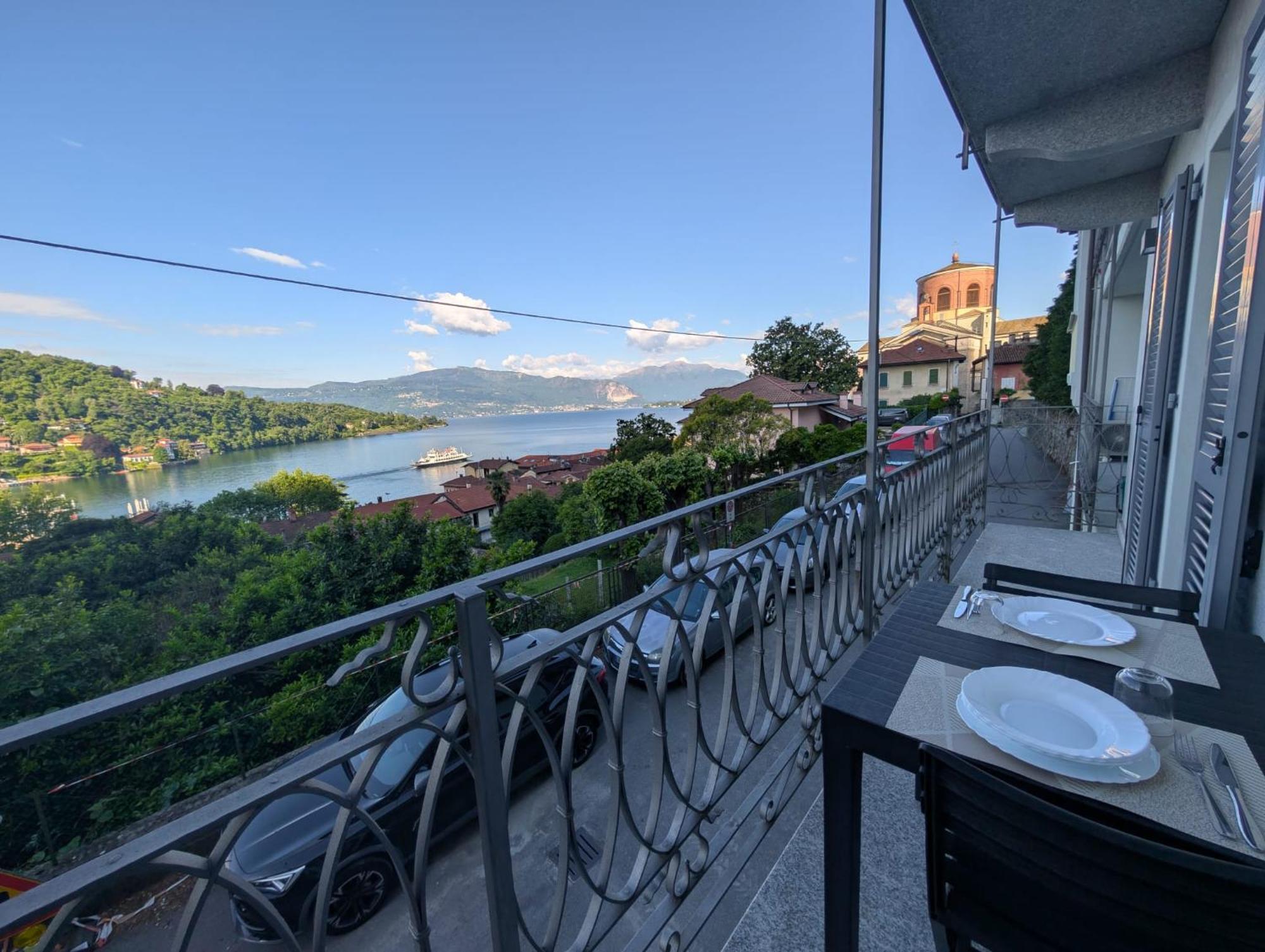 Appartamenti I Fiori Del Lago Laveno Exteriör bild